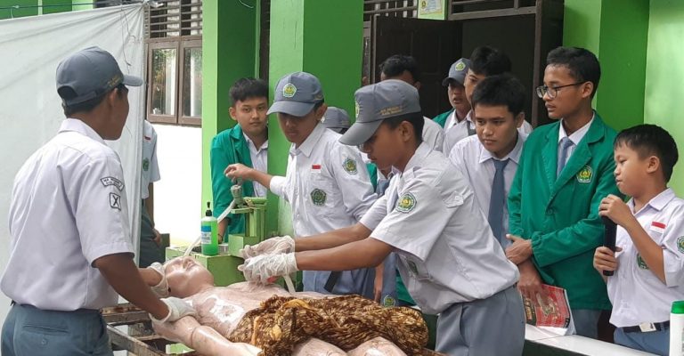 Siswa MAN 2 Bogor Diajari Cara Pemulasaran Jenazah