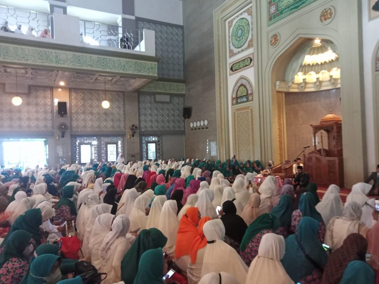 Babinsa Kelurahan Ciwaringin Kawal Peringatan Maulid Nabi di Masjid Agung