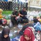 Sertu Jayadi H saat membuat pot bunga dari botol plastik bekas bersama warga. (Istimewa/Bogordaily.net)