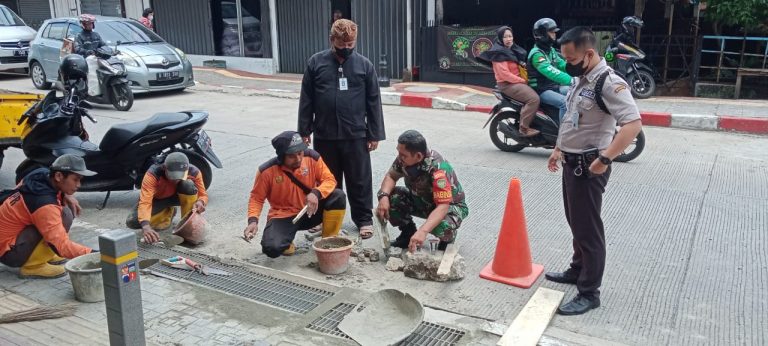Cegah Banjir saat Hujan, Babinsa Babakan Pasar Ikut Serta Bersihkan Drainase