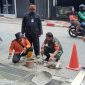 Sertu Sarip Usman saat mengikuti kegiatan pembersihan saluran air di Jalan Roda, Kelurahan Babakan Pasar, Kecamatan Bogor Tengah. (Istimewa/Bogordaily.net)