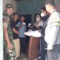 Babinsa Kelurahan Tegal Gundil, Koptu Bagoes Raka Siwi tengah menyerahkan bantuan kepada warga yang sedang sakit, Kamis, 6 Oktober 2022. (Istimewa/Bogordaily.net)
