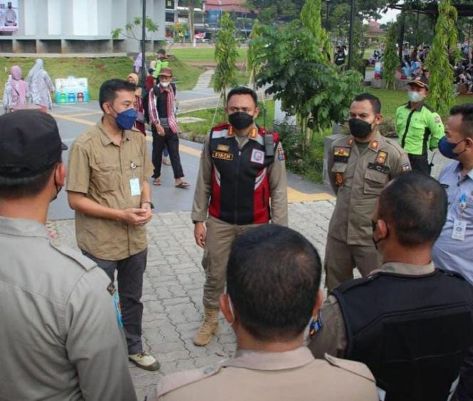 
 Kasatpol PP Kota Bogor Saar Berdialog dengan Warga di Alun-Alun Kota Bogor, Kamis 6 Oktober 2022. (Istimewa/Bogordaily.net)