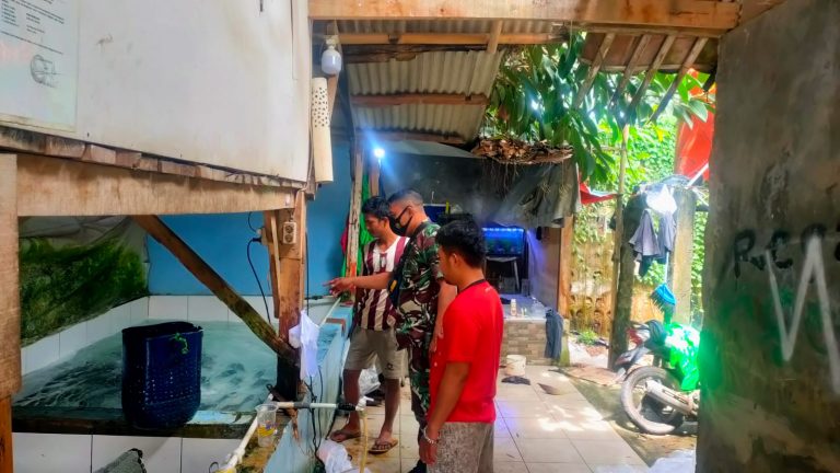 Pelda Hairul W, Beri Arahan Kepada Pemilik Ternak Ikan di Kelurahan Mekarwangi