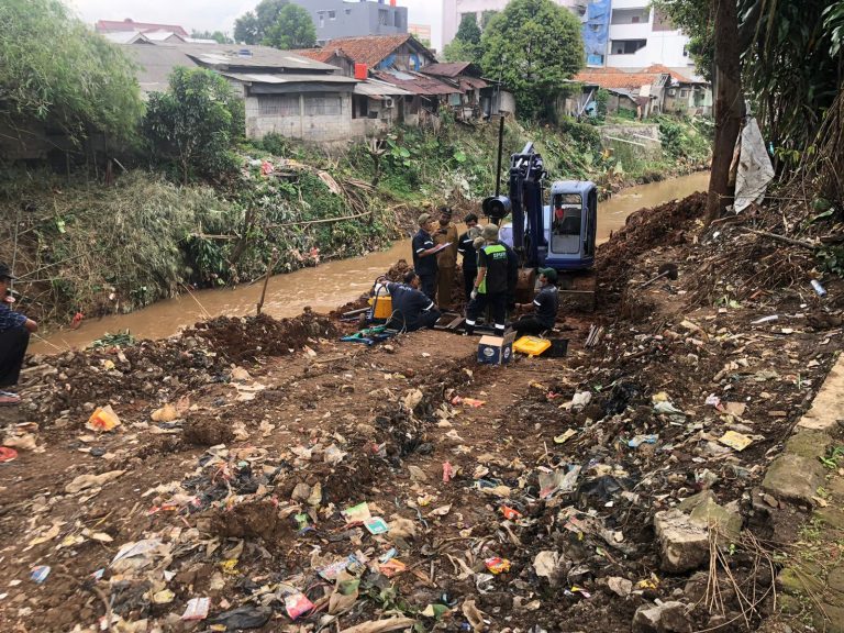 Dinas PUPR Angkut Sampah yang Menggunung di Kali Baru