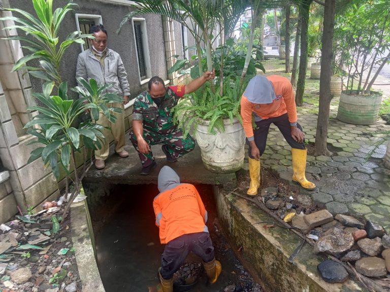 Cegah Banjir, Babinsa Kelurahan Barandangsiang Kawal Normalisasi Saluran Air