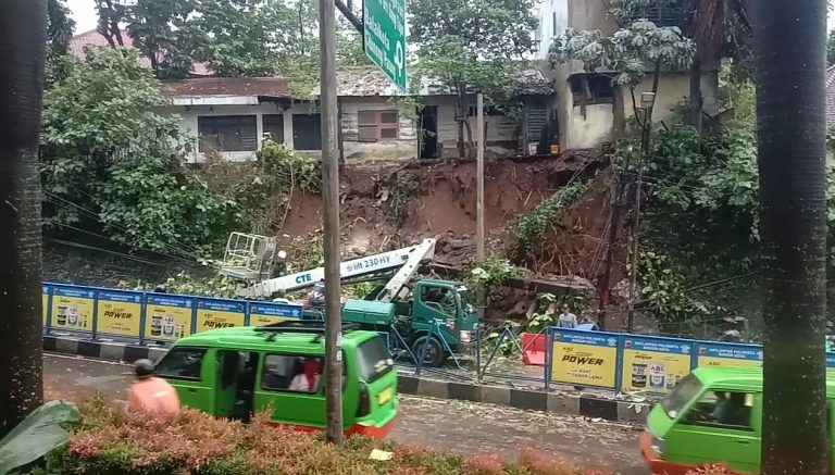 Pohon Tumbang dan Tanah Longsor di Empang Bogor