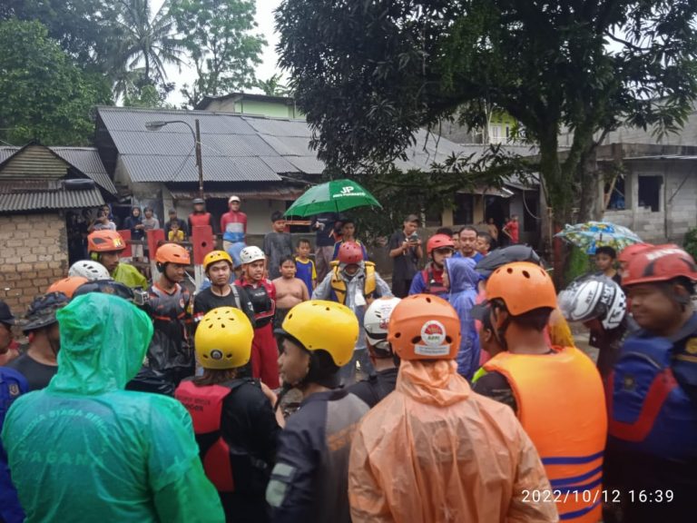 Pria Terbawa Arus Banjir Lintasan di Tegallega Bogor