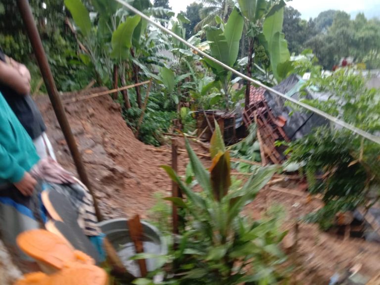 Dua Rumah Rusak Tertimpa Longsoran Tebing di Nanggung Bogor