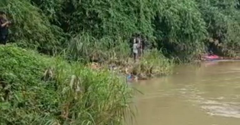 Nahas! Ingin Mencari Kepiting, Bocah Ini Hanyut di Aliran Sungai Ciliwung