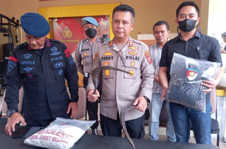 Polresta Bogor Kota Amankan Barang Bukti Celurit dari Terduga Gangster