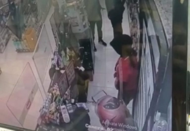 Ngeri! Terekam CCTV, Minimarket di Desa Kracak Disatroni Rampok Bersamurai