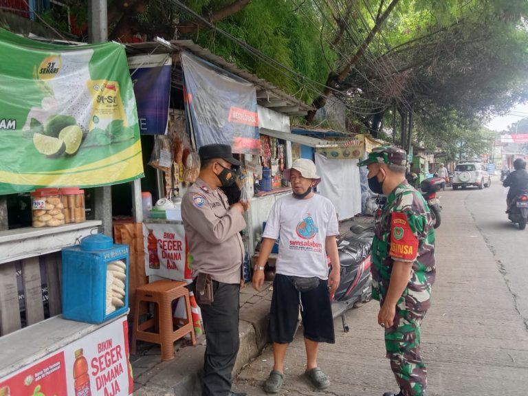 Kembalikan Hak Pejalan Kaki, Babinsa Himbau PKL Bongkar Bangunan Sendiri
