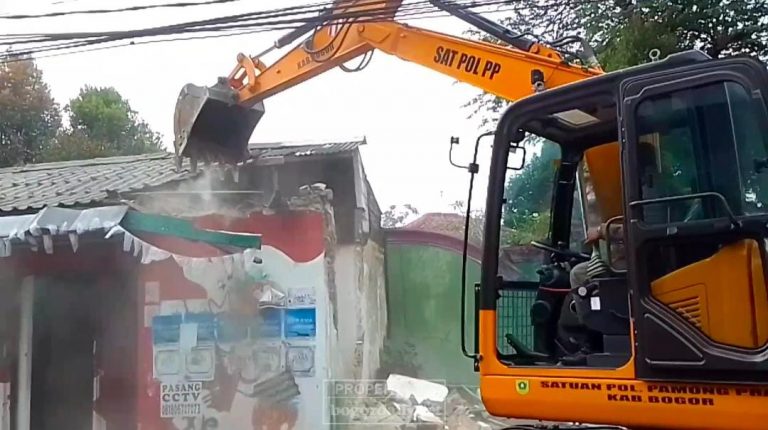Tak Berizin, Satpol PP Kabupaten Bogor Bongkar Bangunan Liar di Puncak