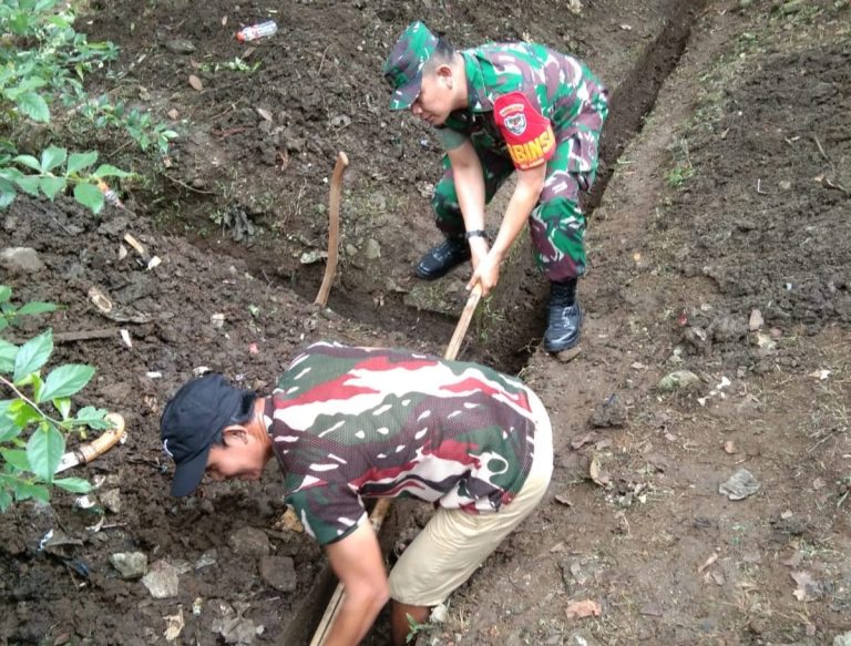 Cegah Banjir Lintasan, Babinsa Bersihkan Drainase Bersama Warga