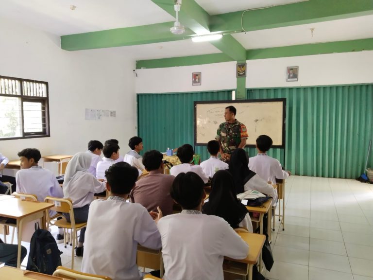 Angkat Jiwa Nasionalisme, Babinsa Harjasari Berikan Edukasi kepada Siswa SMK YASBAM