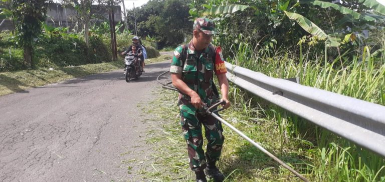 Kompak! Babinsa Kertamaya Kerja Bakti Normalisasi Saluran Air