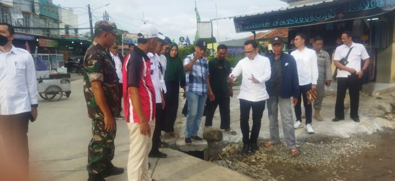 Sigap! Serka Saman Mega Jaya Kawal Walikota Bogor Cek Drainase di Kelurahan Kencana
