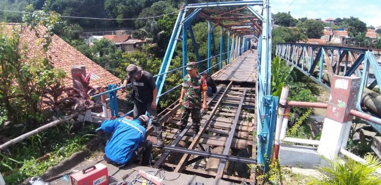 Serma Hendrik Pantau Perbaikan Jembatan Antar Kelurahan Gunung Batu
