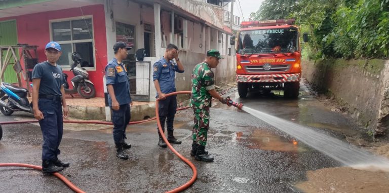 Babinsa Kelurahan Kedung Halang Kerja Bakti Bersihkan Lumpur Pasca Banjir