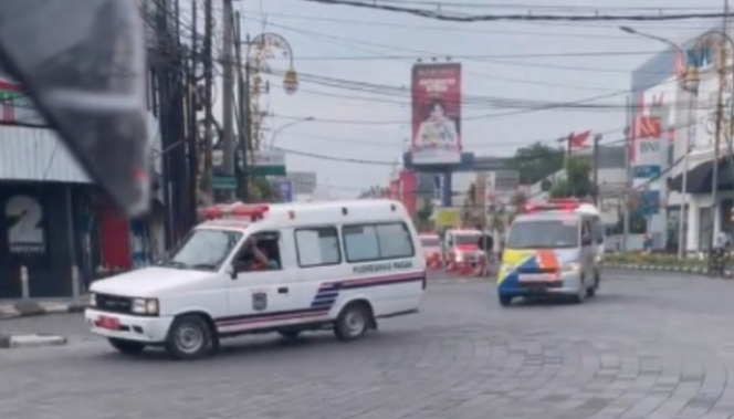 
 Viral video suara sirine ambulans menyelimuti Kota Malang. (Twitter @anggitadya/Bogordaily.net)
