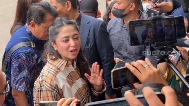 Geram Disebut Mandul hingga Pelacur, Dewi Perssik Polisikan Fans Lesti Kejora