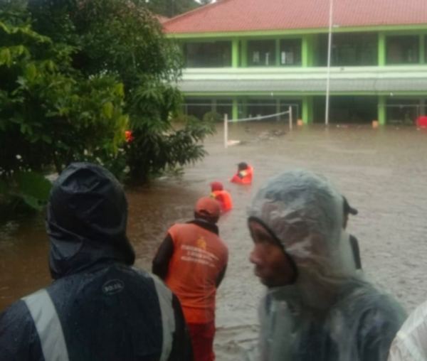 
 Banjir melanda kawasan Pondok Labu Jaksel. (Istimewa/Bogordaily.net)