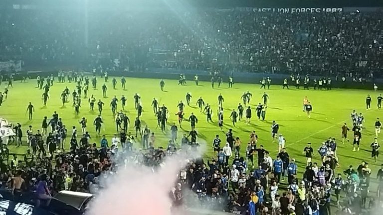 Sepak Bola Indonesia Berduka! Buntut Kerusuhan Laga Arema FC vs Persebaya, 127 Orang Meninggal Dunia