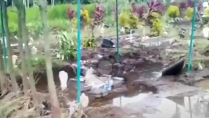 Viral, Jenazah Keluar dari Liang Lahat Akibat Tersapu Banjir di Tulungagung