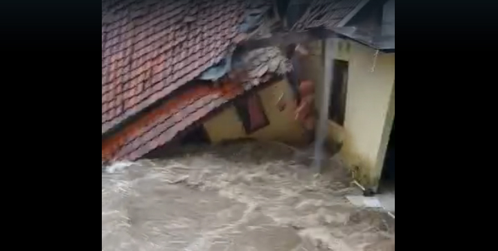 Video Detik-Detik Rumah Hanyut Dibawa Banjir di Bogor
