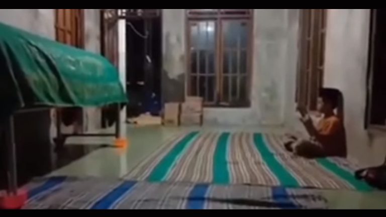 Nyesek! Anak Laki-Laki Ini Ngaji di Depan Keranda Jenazah   