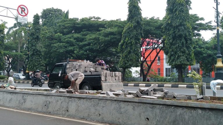 Awas Ada Kecelakaan di Cibinong! Mobil Pick Up Terbalik