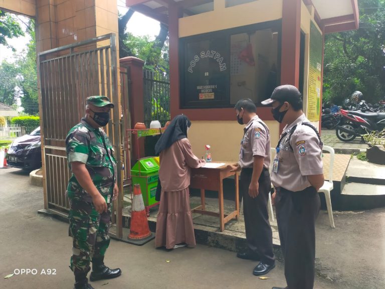 Babinsa Turun ke Sekolah, Security SMKN 1 Bogor Ditatar Soal Kamtimbmas