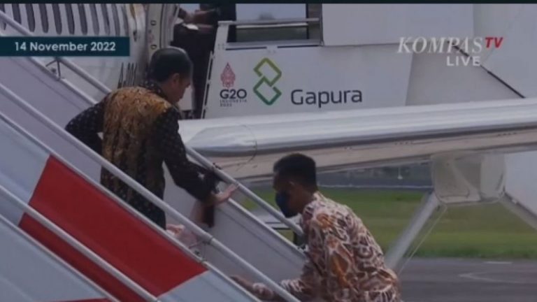 Waduh, Iriana Jokowi Terjatuh di Tangga Pesawat, Ini Respon Istana