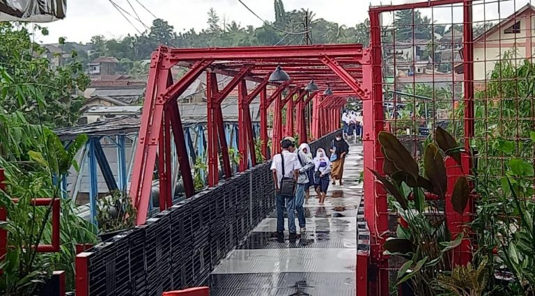 Gempa Mengguncang, Para Siswa Panik saat Lewati Jembatan Ledeng
