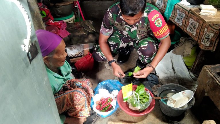 Ikutan Masak, Serka Sirad Abdullah Masuk Dapur Warga