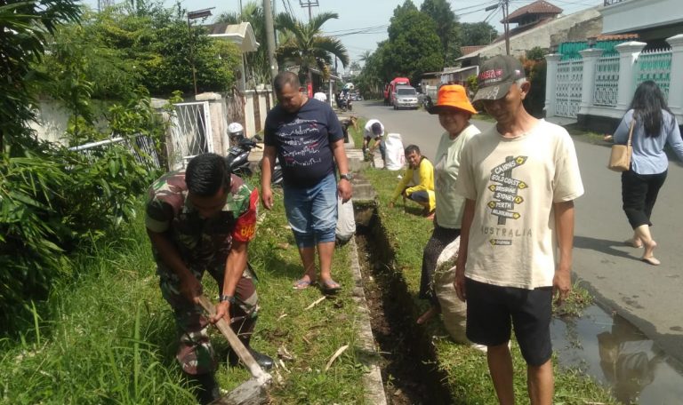 Gaungkan Kerja Bakti, Serda Didik Wahyudi Bersihkan Jalan dan Drainase