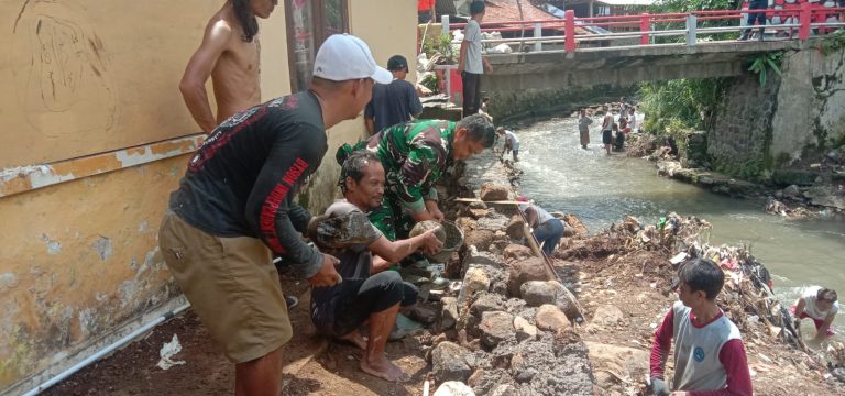 Kompak, Sertu Dadang Bersama Warga Bangun TPT