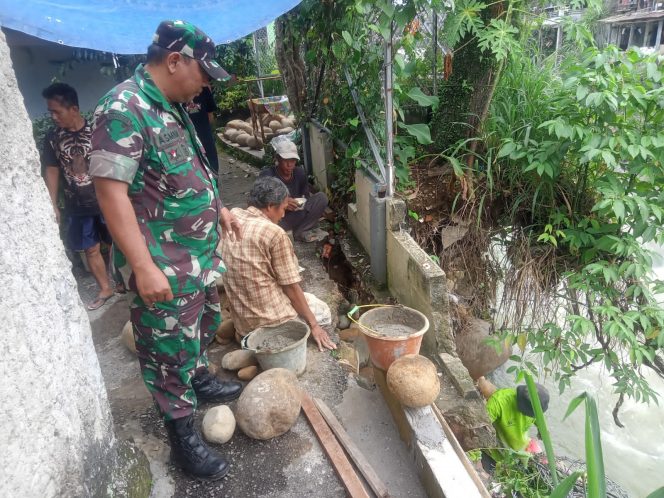 Sertu Asmadi Saat Kerja Bakti Bersama Warga di Wilayah Kelurahan Baranangsiang. (Istimewa/Bogordaily.net)