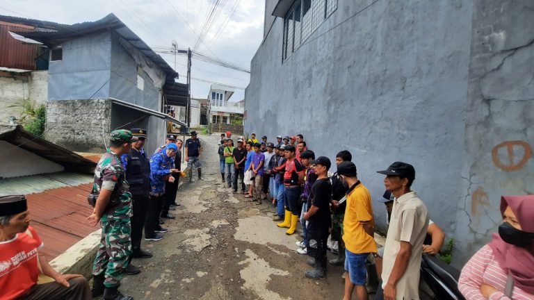 Bersihkan Aliran Kali Cilegok, Koptu Bagoes Raka Siwi Kerja Bakti Bersama Warga