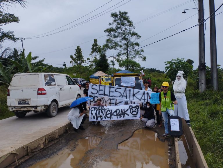 Protes Proyek Mangkrak, Mahasiswa Rumpin Photoshoot di Jalan Rusak