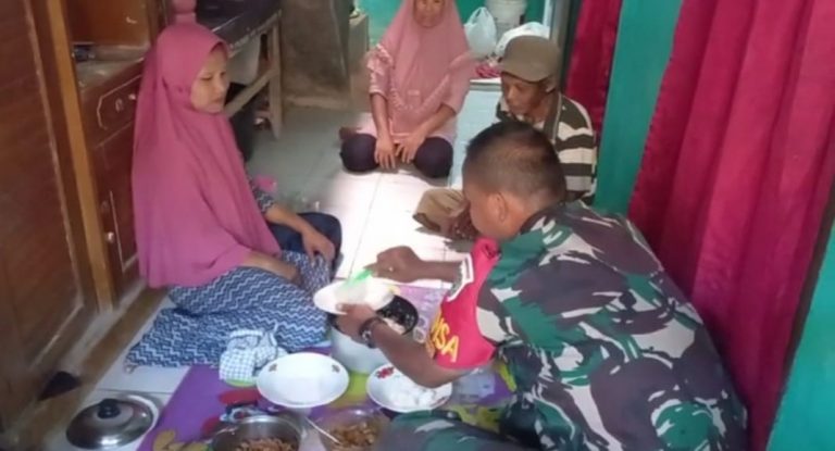 Babinsa Masuk Dapur, Bantu Warga Menengah ke Bawah