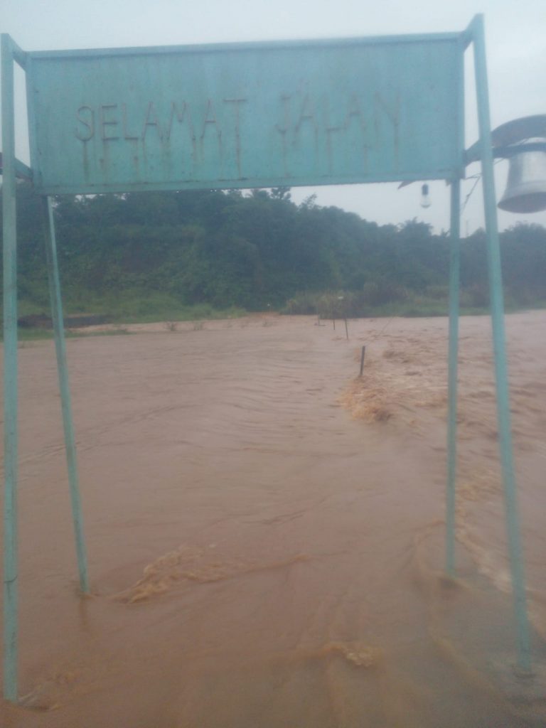 Akses Jalan Satu-satunya Terendam Banjir, Warga Ciletuh Datangi Kantor Desa