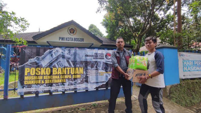 
 PWI Kota Bogor melalui PWI Peduli Kemanusiaan (PEKA) menggalang donasi dengan membuka posko bencana di Mako PWI Kota Bogor Jalan RM Tirto Adhi Soerjo. (Ibnu/Bogordaily.net).
