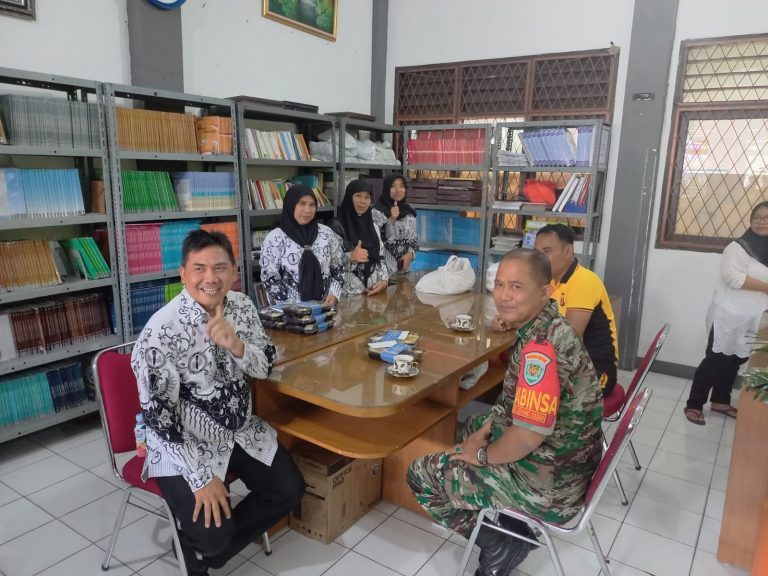 Sosialisasi di SMA PGRI 3 Bogor, Babinsa Kelurahan Kedung Badak Sampaikan Ucapan Hari Guru Nasional