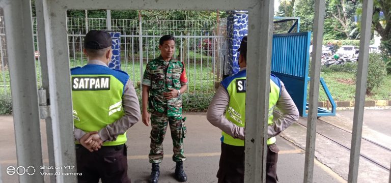 Babinsa Kelurahan Kebon Pedes Latih Para Security