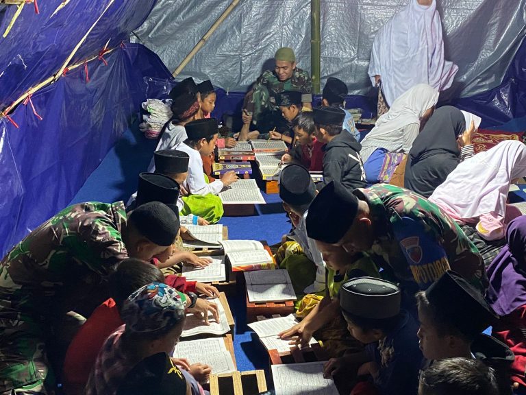 Personel Lanud Ats Ajak Anak-Anak Korban Gempa Cianjur Belajar Mengaji