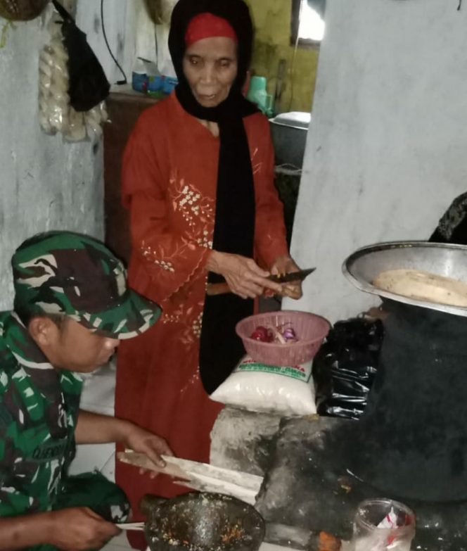 Koptu Dede Hendra Saat Masuk ke Salah Satu Dapur di Rumah Warga, Kelurahan Katulampa. (Istimewa/Bogordaily.net)