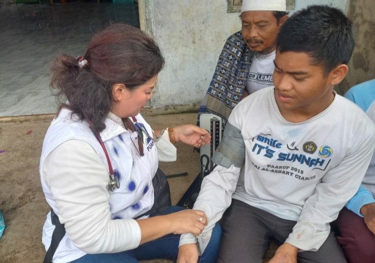 Dr Fitri Dhaniswara Turun Langsung Obati Korban Gempa Cianjur di Posko Pengungsian