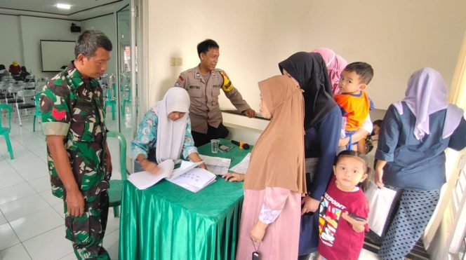 
 Kopka Catur Heru M mengawal proses pencairan bantuan di Kelurahan Ciluar. (Istimewa/Bogordaily.net)